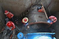 连夜抢修供水爆管！5辆送水车同时出动！